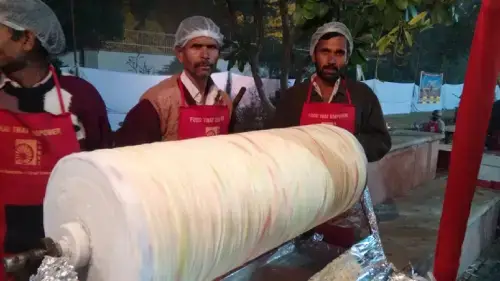 Street_side_fruit_Ice_cream,_Chandani_Chowk