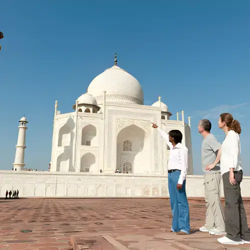 tour guide in taj mahal with two tourist